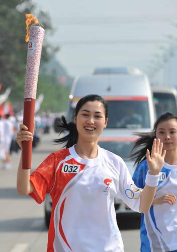 Photo: Torchbearer Wang Zenghua runs with torch in Longyan