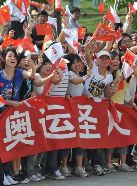 Photo: Cheering people watch the torch relay in Longyan