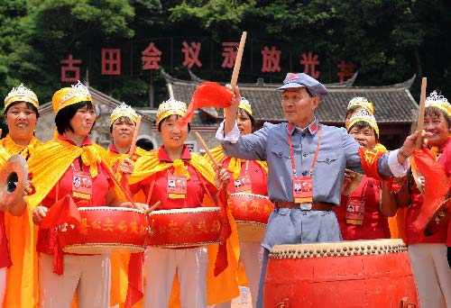 Photo: Performers play drums at the Gutian Conference Site