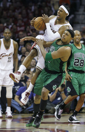Boston Celtics' Paul Pierce (2nd R) clashes with Cleveland Cavaliers' Daniel Gibson (C) during the fourth quarter of Game 4 of their NBA Eastern Conference semi-final basketball series in Cleveland, Ohio, May 12, 2008. 