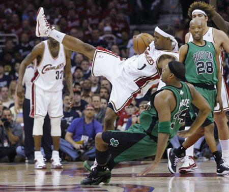 Boston Celtics' Paul Pierce (34) collides with Cleveland Cavaliers' Daniel Gibson (C) during the fourth quarter of Game 4 of their NBA Eastern Conference semi-final basketball series in Cleveland, Ohio, May 12, 2008. Celtics' Sam Cassell (28) looks on at right. 