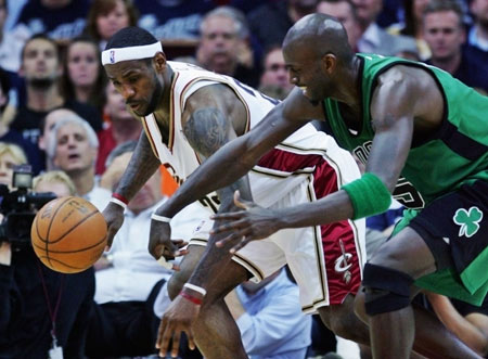 Cleveland Cavaliers' Lebron James (L) and Boston Celtics' Kevin Garnett reach for a loose ball during the second quarter of Game 4 of their NBA Eastern Conference semi-finals basketball series in Cleveland, Ohio, May 12, 2008. 