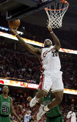Cleveland Cavaliers' LeBron James misses a shot against the Boston Celtics during the first half of Game 4 of their NBA Eastern Conference semi-final basketball series in Cleveland, Ohio May 12, 2008. (Xinhua/Reuters Photo)