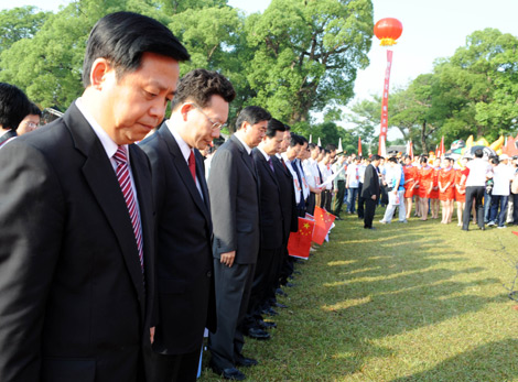 Olympic torch relay organizers, torchbearers and staff members observe one minute's silence in memory of victims affected by the 7.8-magnitude earthquake in Southwest China's Sichuan Province before the torch relay in Ruijin, East China's Jiangxi Province, May 13, 2008.