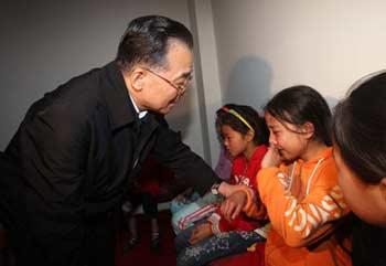 Chinese Premier Wen Jiabao comforts the children who lost their relatives in the powerful earthquake in Mianyang on May 13, 2008. (Xinhua Photo)