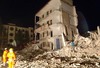 Rescuers search at a damaged primary school in the earthquake-affected Liangping County, southwest China's Chongqing Municipality, on May 12, 2008. (Xinhua Photo)