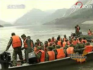 PLA soldiers and armed police are making their way to Wenchuan, the earthquake epicenter, through a newly-opened short-cut. 