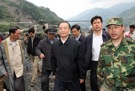 Chinese Premier Wen Jiabao (C) arrives in Yingxiu Town, the quake epicenter in Wenchuan County of southwest China's Sichuan Province, May 14, 2008. 