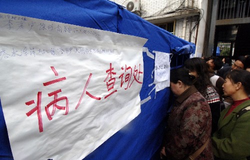 Earthquake victims are looking for their missing relatives in 404 Hospital in Mianyang City on May 15, 2008. Affected by the Wenchuan earthquake, many people in Sichuan lost touch with their relatives and seeking for them by all means.