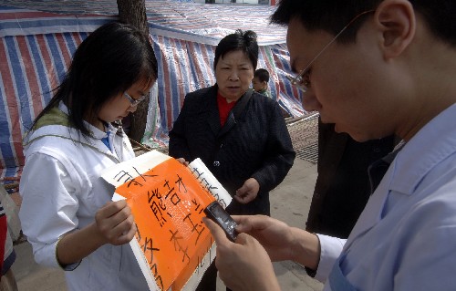 A student of Mianyang Foreign Languages School is seeking for his missing parents in 404 Hospital on May 15, 2008.