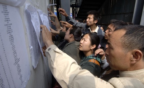 Earthquake victims are seeking for their missing relatives in Mianyang 404 Hospital on May 15, 2008.