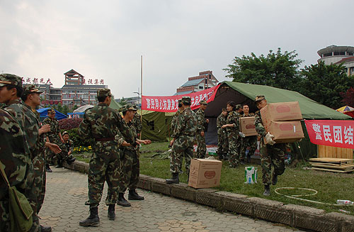 The army distributes relief supplies in Du Jiangyan
