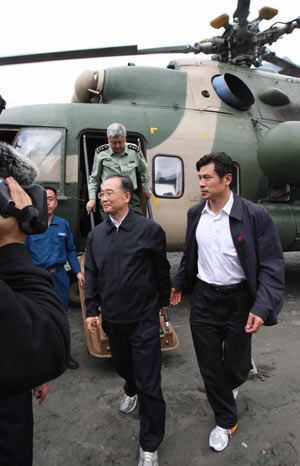 Chinese Premier Wen Jiabao (L Front) gets off the helicopter as he arrives in Yingxiu Town, the quake epicenter in Wenchuan County of southwest China's Sichuan Province, May 14, 2008.
