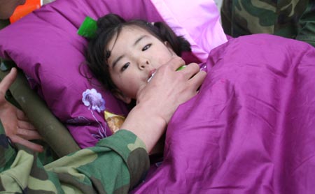  Song Xinyi, a 3-year-old earthquake survival, is saved in earthquake-hit Beichuan County, southwest China's Sichuan Province, May 14, 2008. Song was saved after being buried in the ruins for more than 40 hours.