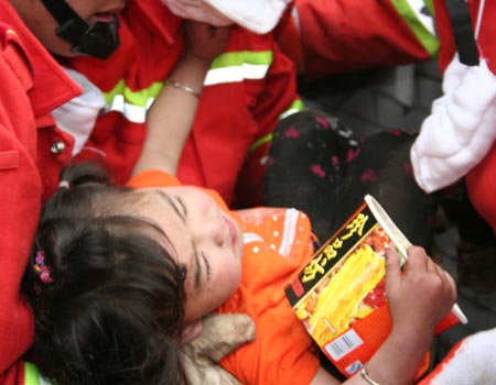 Song Xinyi, a 3-year-old earthquake survival, is saved in earthquake-hit Beichuan County, southwest China's Sichuan Province, May 14, 2008. 