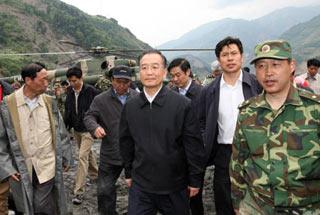 Chinese Premier Wen Jiabao (C) arrives in Yingxiu Town, the quake epicenter in Wenchuan County of southwest China's Sichuan Province, May 14, 2008. (Xinhua Photo)