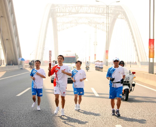 Photo: Torchbearer Yang Tianhang runs with the torch in Nanchang