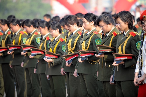 Photo: People mourn for the dead in the earthquake during Nanchang leg torch relay