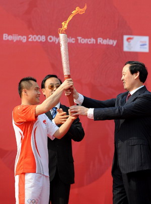 Photo: First torchbearer Peng Bo receives the torch at starting ceremony