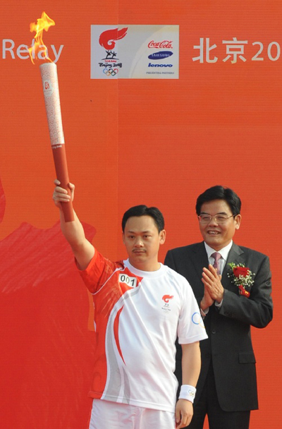 图文：奥运圣火在温州传递 第一棒火炬手占旭刚