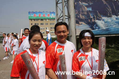 图文：奥运圣火在温州传递 三名火炬手合影