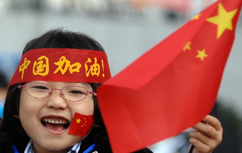 图文：奥运圣火在温州传递 8岁女孩为圣火加油