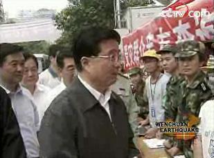 Hu asked rescuers and volunteers at the center to continue to help the victims.(Photo: CCTV.com)
