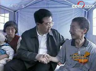 Hu Jintao walked into a temporary shelter for survivors and asked about their situation in Beichuan.(Photo: CCTV.com)