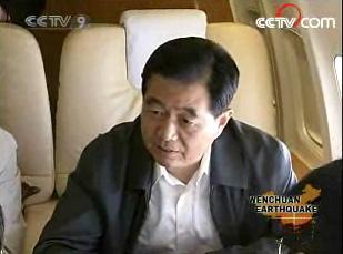 During the flight, Hu Jintao observed the quake damage and the progress of rescue work. (Photo: CCTV.com)