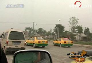  Road conditions are still bad, but many taxis filled with relief goods are heading to Shifang anyway.