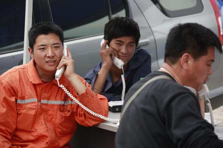 Victims make phone calls at the temporary rescue center of the quake-hit Hanwang Township of Mianzhu City, southwest China's Sichuan Province, May 17, 2008. 