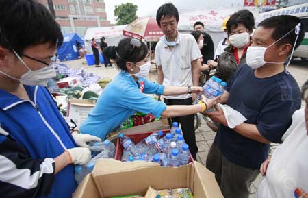 Victims get water at the temporary rescue center of the quake-hit Hanwang Township of Mianzhu City, southwest China's Sichuan Province, May 17, 2008. 