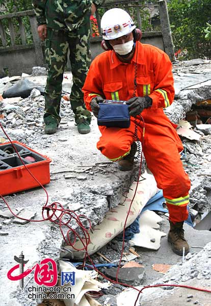 地方捐赠的价值37万的生命探测仪在此次地震灾害的营救工作中起到了非常重要的作用。武越明／摄影