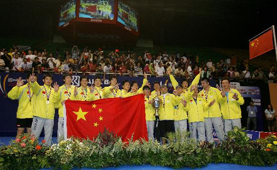 图文-中国羽毛球队夺得汤姆斯杯赛后颁奖仪式
