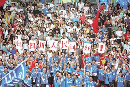 Football fans from Changsha, the capital of central China's Hunan Province, hold signs proclaiming 'Greetings to the people of Sichuan' to express their support for the earthquake victims, on Saturday, May 17, 2008. The 2008 Chinese Football Super League (CSL) game between the Chengdu Blades and the Changsha Jinde ended in a one-one tie. [Photo:hnol.net] 