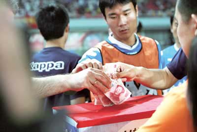 Players from both the Chengdu Blades and the Changsha Jinde make donations to the earthquake victims during halftime on Saturday, May 17, 2008. The 2008 Chinese Football Super League (CSL) game between the Chengdu Blades and the Changsha Jinde ended in a one-one tie. [Photo:hnol.net]