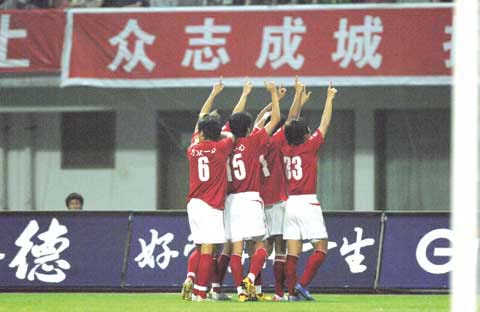 Players from the Chinese Super League's Chengdu Blades wave at spectators to express thanks on Saturday, May 17, 2008. The 2008 Chinese Football Super League (CSL) game between the Chengdu Blades and the Changsha Jinde ended in a one-one tie. [Photo:hnol.net]