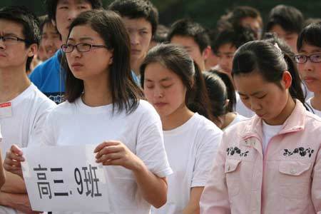 The students of senior 3 at Beichuan Higher Middle School attend a ceremony of resuming classs at a temporary school in quake-hit Mianyang city, southwest China's Sichuan Province, May 19, 2008.