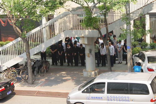 Pedestrians stand with their heads bowed to mourn earthquake dead on a street in Beijing, May 19, 2008.