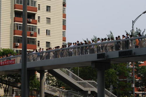 Pedestrians stand with their heads bowed on an overpass in Beijing, May 19, 2008.