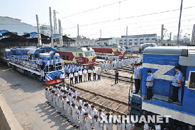  5月19日14时28分，郑州铁路局的千余台机车同时为四川省汶川大地震中遇难者鸣笛志哀。 