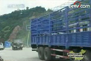 The east and west trunk roads into Wenchuan have been restored, allowing more relief materials to reach the epicenter.