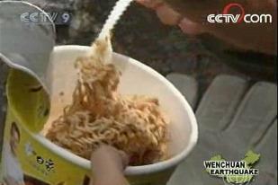 Rescuers soldiers eat instant noodles for dinner.