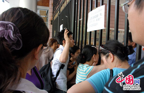 People waiting outside Chengdu children’s center for news of their missing children. 