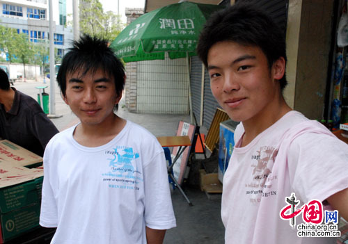 Li Yajie and his classmate are confident about the future. 