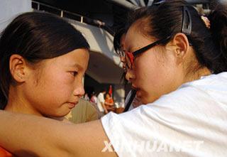 A psychological worker is comforting a student surviving this earthquake in Mianyang, Sichuan.
