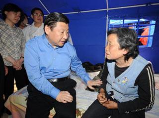 Chinese Vice President Xi Jinping (L Front) visits a quake-affected woman during his inspection at Xujiaping Village of Xujiaping Town in Lueyang County of northwest China's Shaanxi Province，in which some counties were seriously affected by the deadly quake in neighboring Sichuan Province last week, on May 20, 2008.(Xinhua Photo)