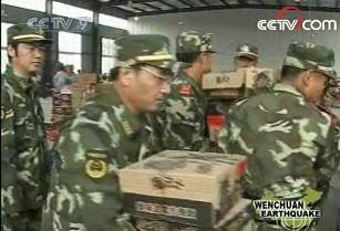 A troop of rescuers from the Armed Police are going deep into the mountain areas in Dujiangyan City to deliver relief materials to villagers there.