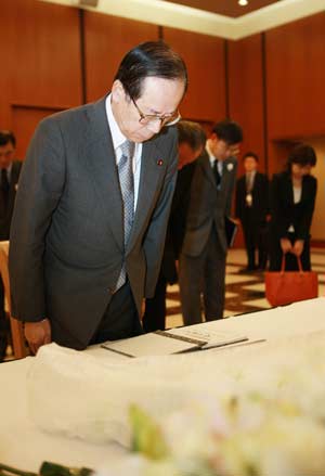 Japanese Prime Minister Yasuo Fukuda pays condolence to the dead at the Chinese embassy in Tokyo, capital of Japan, May 21, 2008. Yasuo Fukuda visited the Chinese embassy on Tuesday to mourn the victims of the deadly earthquake that hit southwest China's Sichuan province last week. 