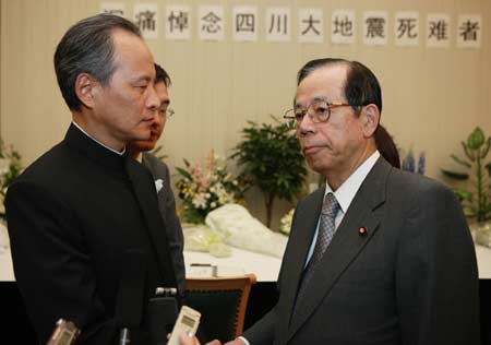 Japanese Prime Minister Yasuo Fukuda (R) talks with Chinese Ambassador to Japan Cui Tiankai at the Chinese embassy in Tokyo, capital of Japan, May 21, 2008. Yasuo Fukuda visited the Chinese embassy on Wednesday to mourn the victims of the deadly earthquake that hit southwest China's Sichuan province last week.